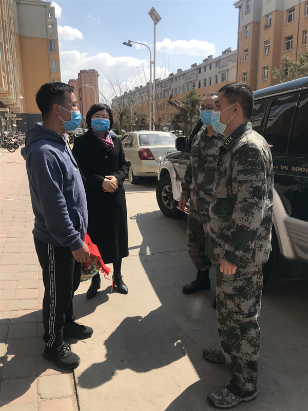 元宝山区人武部慰问援鄂医疗队凯旋民兵 (2)_副本.jpg