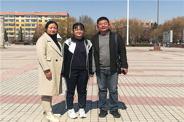 邱建杰一家三口_副本.jpg