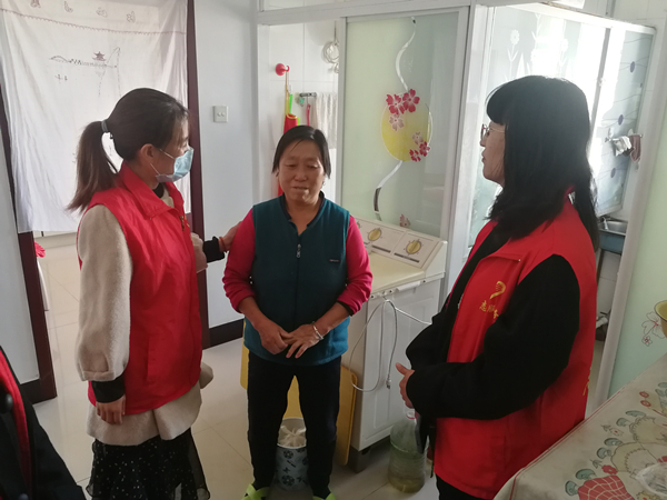 红庙社区志愿者与老人交谈.jpg