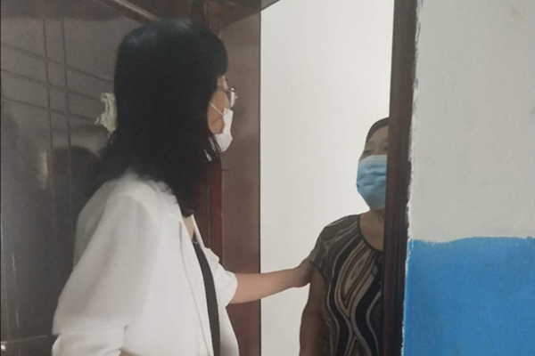 网格员来到杨先生母亲家中.jpg