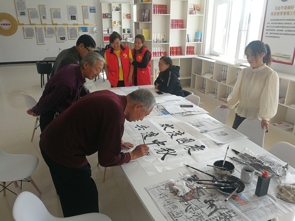 网格内开展老年书法比赛活动.jpg